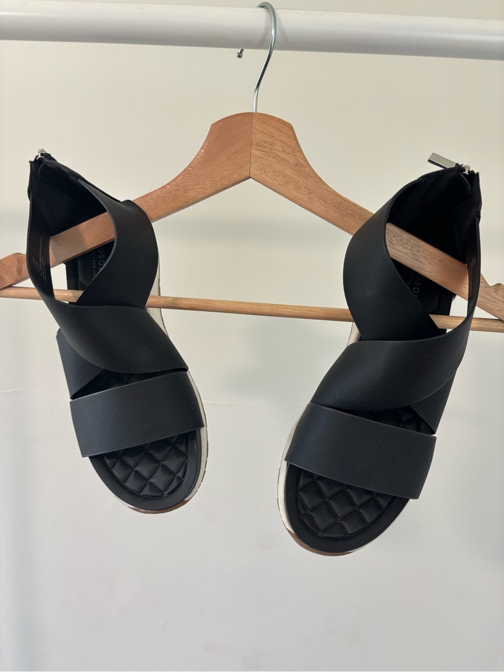 Aerosols New York Women’s Black Crisscross Strap Sandals | size 7.5